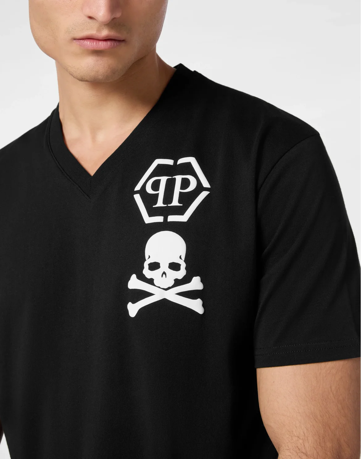 V-Neck T-Shirt Logo Skull, цвет: Черный