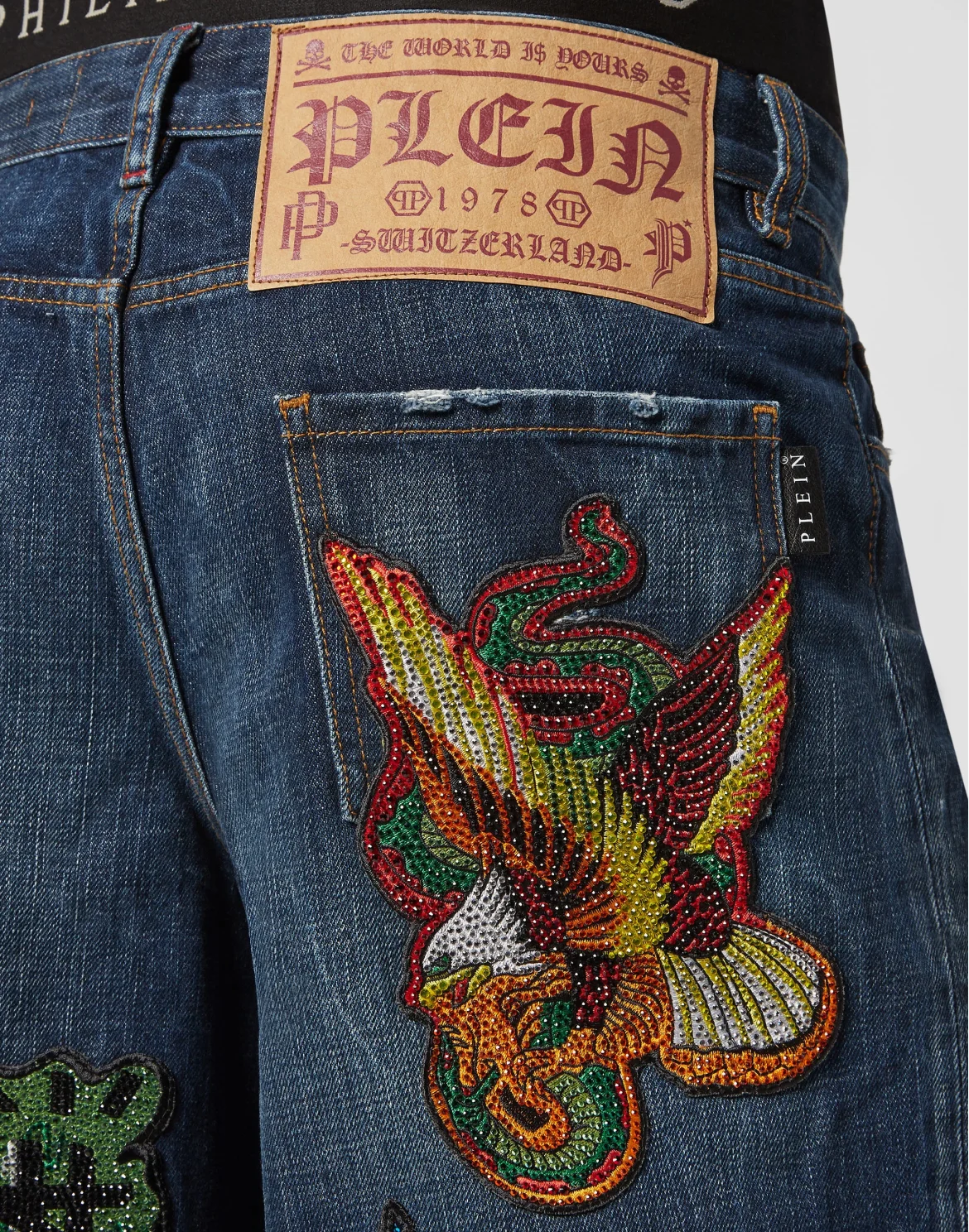 Denim Capri Shorts Destroyed Tattoo Patches, цвет: Синий