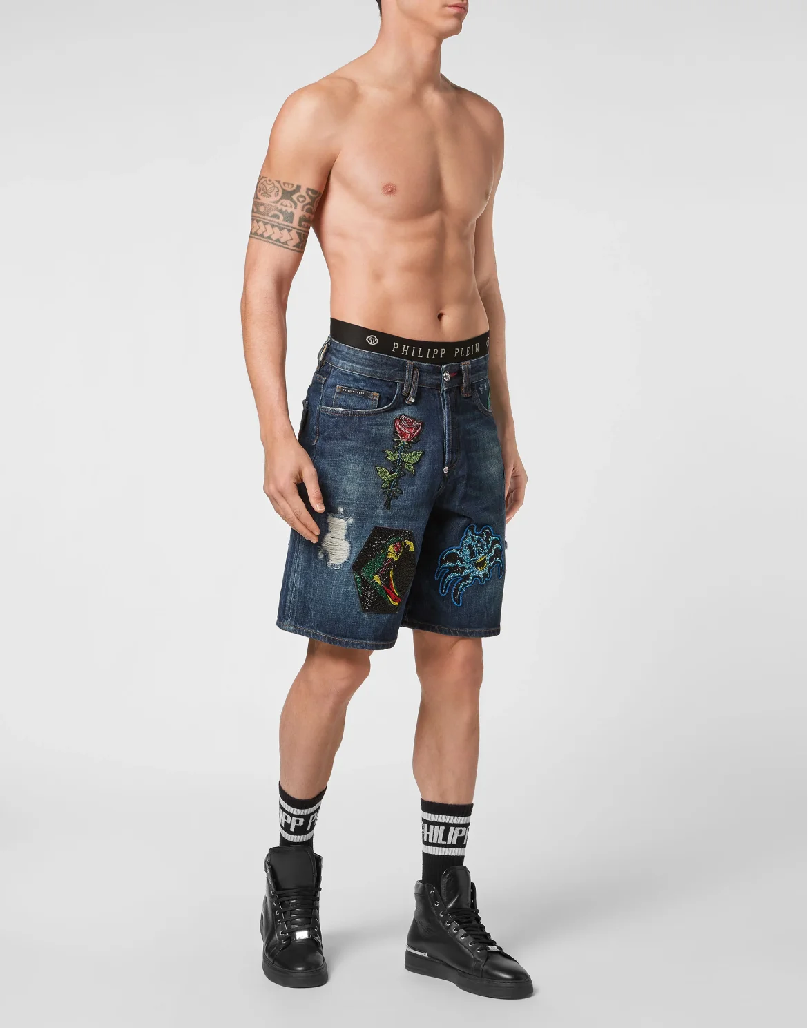 Denim Capri Shorts Destroyed Tattoo Patches, цвет: Синий