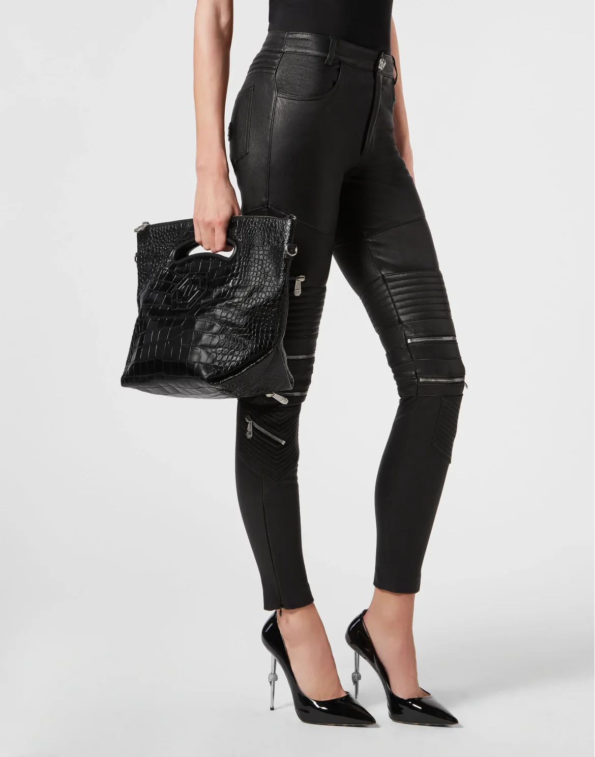 Medium Leather Shoulder Bag, цвет: Черный
